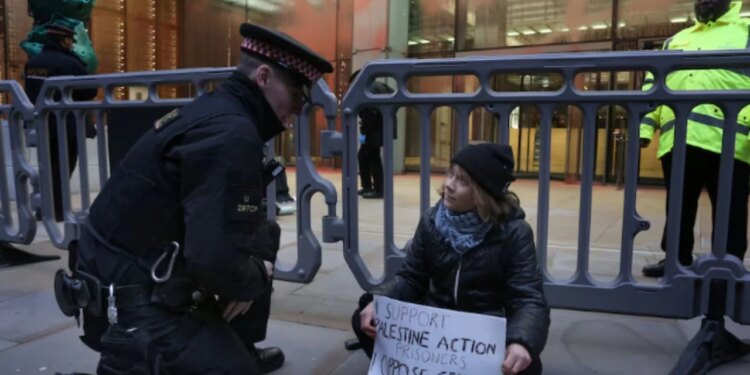 Aktivistja e njohur Greta Thunberg arrestohet përsëri në Londër gjatë një proteste në mbështetje të Palestinës.