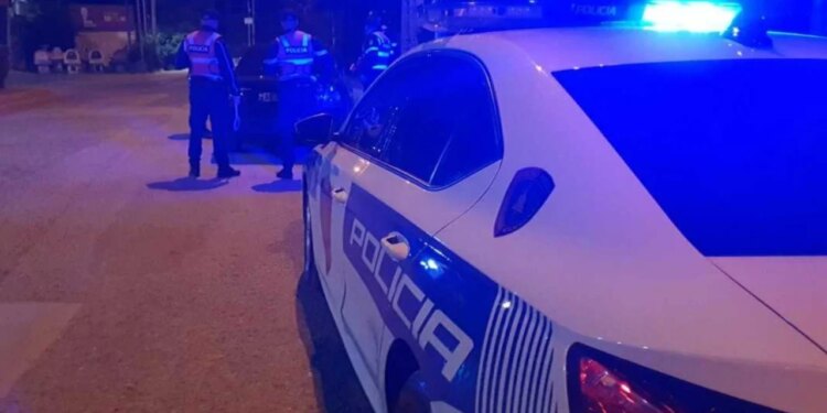 Arma e zjarrit e gjetur në çantë dore në Sarandë, fëmijët e zbulojnë pistolën.