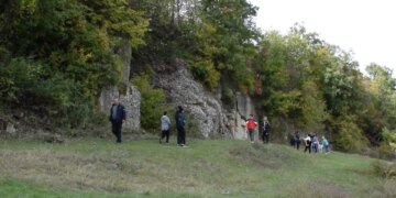 Arrestohen tre të rinj pas gërmimesh në varrezat monumentale ilire në Mokër