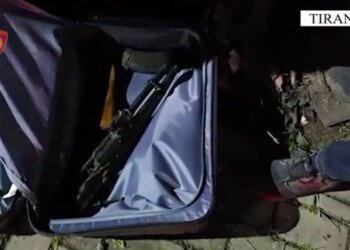 Arrestohet 24-vjeçari pasi transportonte një kallashnikov në një valixhe për ta shitur, pranë terminalit të autobusëve në Tiranë.