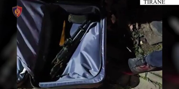 Arrestohet 24-vjeçari pasi transportonte një kallashnikov në një valixhe për ta shitur, pranë terminalit të autobusëve në Tiranë.