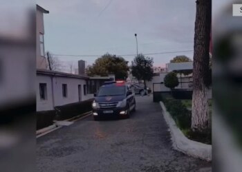 Arrestohet 27-vjeçari për vjedhje gjatë natës në një lokal në Shijak, ku janë marrë para dhe sende të tjera.