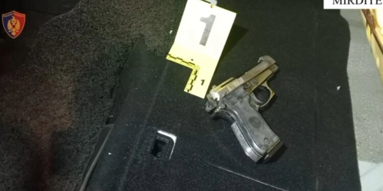 Arrestohet 35-vjeçarja në Mirditë, e cila po udhëtonte me makinë me një pistoletë në duar.