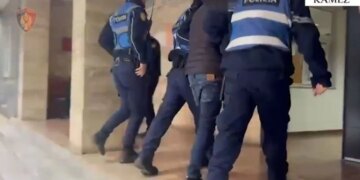 Arrestohet 36-vjeçari në Kamëz, i akuzuar për marrjen me forcë të një varëse floriri nga një grua në rrugë.