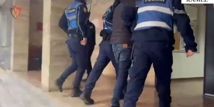 Arrestohet 36-vjeçari në Kamëz, i akuzuar për marrjen me forcë të një varëse floriri nga një grua në rrugë.