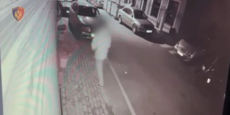 Arrestohet autori në Tiranë, së bashku me një tjetër person, për thyerjen e xhamave të makinave dhe ndërtesave, me qëllim kryerjen e vjedhjeve.