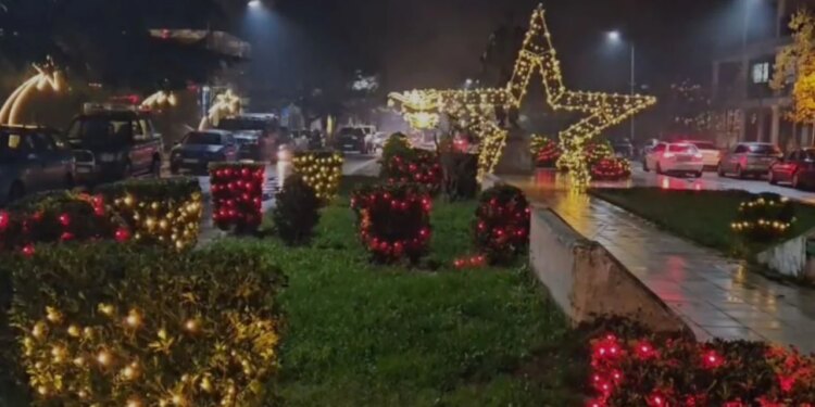 Atmosferë fantastike në Bajram Curr, qyteti i gatshëm për festimet e festave të fundvitit.