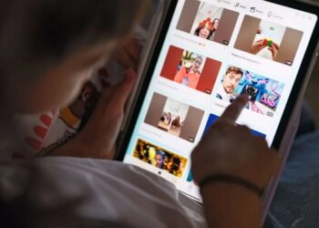 Australia ka ndërprerë aksesin në rrjetet sociale, ndërsa adoleshentët po eksplorojnë mënyra për t'u rikthyer, duke krijuar llogari me imazhe të krijuara nga inteligjenca artificiale.