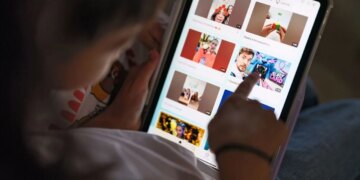 Australia ka ndërprerë aksesin në rrjetet sociale, ndërsa adoleshentët po eksplorojnë mënyra për t'u rikthyer, duke krijuar llogari me imazhe të krijuara nga inteligjenca artificiale.