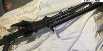 Automjete të djegura me qëllim në Shkodër/ Nën hetim 19-vjeçari me armë, i asistuar nga një të mitur.