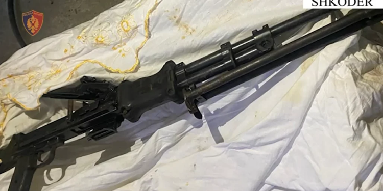 Automjete të djegura me qëllim në Shkodër/ Nën hetim 19-vjeçari me armë, i asistuar nga një të mitur.