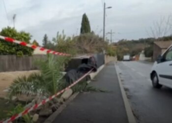 Automjeti del nga rruga dhe përmbyset në pishinë, tre të rinj humbin jetën në Francë.