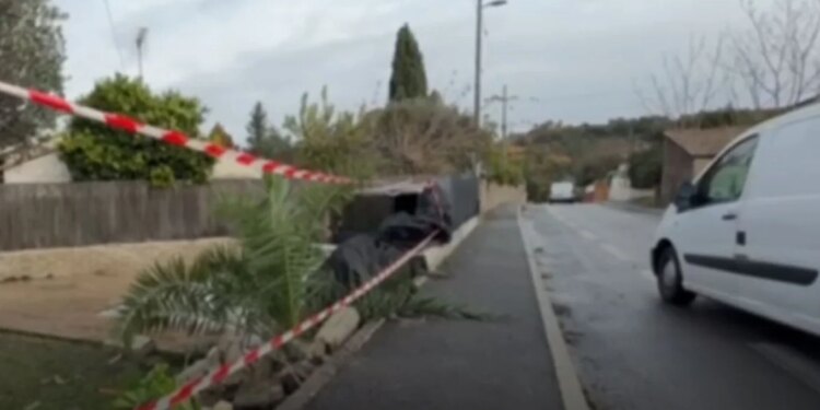 Automjeti del nga rruga dhe përmbyset në pishinë, tre të rinj humbin jetën në Francë.