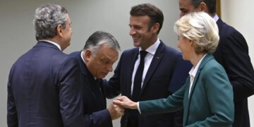 BE e ndarë për përdorimin e parave ruse në Ukrainë. Von der Leyen: "Sot do të merret një vendim". Tusk: "Para sot ose gjak nesër". Belgjika dhe Orban kundër: Çështja nuk ka më jetë.
