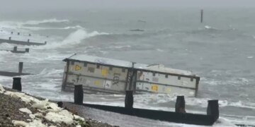 Banane të aplikuara në brigjet britanike, autoritetet kërkojnë: T'i shmangni ato nga konsumimi