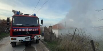 Banesa në Guras të Korçës shpërthen në flakë, familjarët evakuohen.