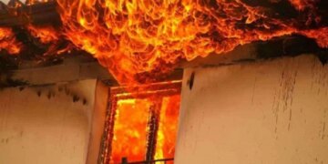 Banesa në Laç përfshihet nga zjarri, shkak përdorimi i bombolës së gazit

Rreth orës 02:00, një zjarr ka shpërthyer në banesën e administruar nga M. L., 64 vjeç, në fshatin Sanxhak, Laç.