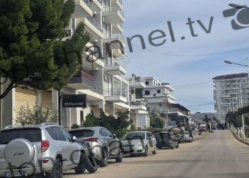 Banorët e lagjes 4 në Sarandë zgjohen mëngjesin e sotëm dhe gjejnë mjetet e parkuara poshtë banesave me goma të çara.