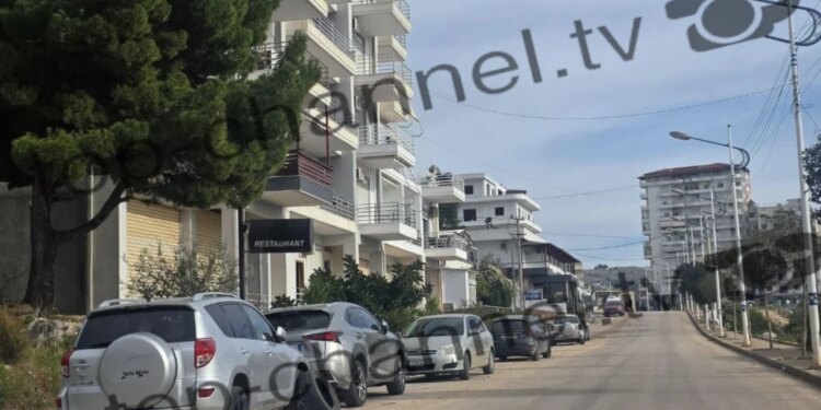 Banorët e lagjes 4 në Sarandë zgjohen mëngjesin e sotëm dhe gjejnë mjetet e parkuara poshtë banesave me goma të çara.
