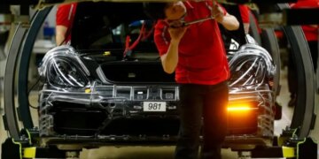 Bashkimi Evropian rishikon planin për ndalimin e shitjes së automjeteve me benzinë dhe naftë.