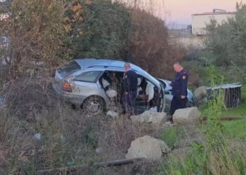 Benz përplas Fiat-in dhe përfundon në kanal, pasagjerja e lënduar