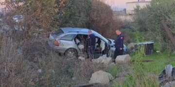 Benz përplas Fiat-in dhe përfundon në kanal, pasagjerja e lënduar