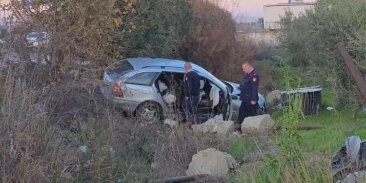 Benz përplas Fiat-in dhe përfundon në kanal, pasagjerja e lënduar