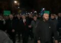 Berisha, deputetë të PD dhe mbështetës, drejtojnë protesta para Kryeministrisë dhe hedhin shashka.