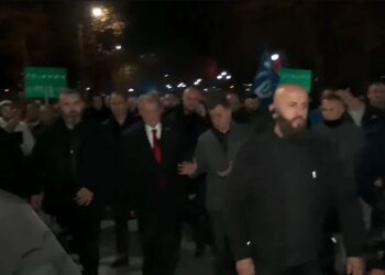 Berisha, deputetë të PD dhe mbështetës, drejtojnë protesta para Kryeministrisë dhe hedhin shashka.