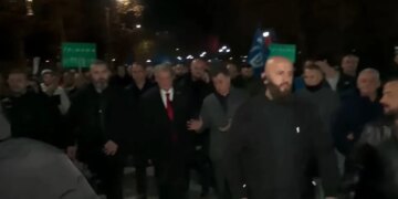 Berisha, deputetë të PD dhe mbështetës, drejtojnë protesta para Kryeministrisë dhe hedhin shashka.