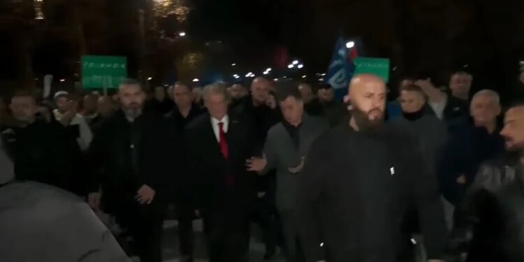 Berisha, deputetë të PD dhe mbështetës, drejtojnë protesta para Kryeministrisë dhe hedhin shashka.