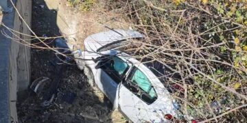 Bllokimi i timonit shkakton aksident të rëndë për çiftin e bashkëshorteve në rrugën Lushnje-Berat, transportohen drejt Tiranës.