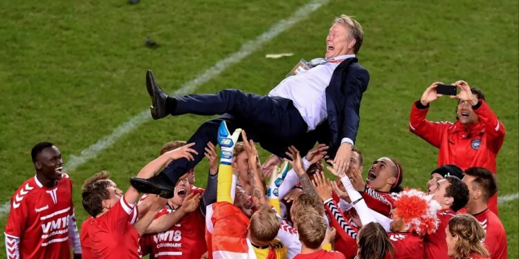 Bota e futbollit në ikje, humbet ish-trajnerin e njohur të Danimarkës pas përballjes me kancerin në tru.