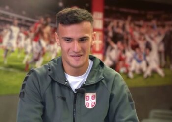 Burnley bëhet protagonist, duke sfiduar Brojën me një sulmues nga Serbia...