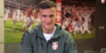 Burnley bëhet protagonist, duke sfiduar Brojën me një sulmues nga Serbia...