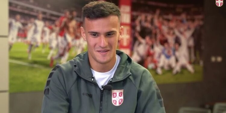 Burnley bëhet protagonist, duke sfiduar Brojën me një sulmues nga Serbia...