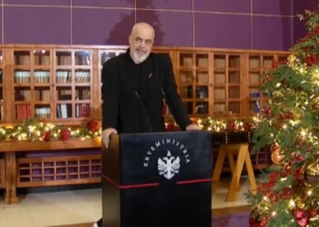 Ceremonia për nxënësit e shkëlqyer: Rama shpërndan medaljet e arta, duke theksuar se nuk ka nder më të madh se vlerësimi i arritjeve tuaja.