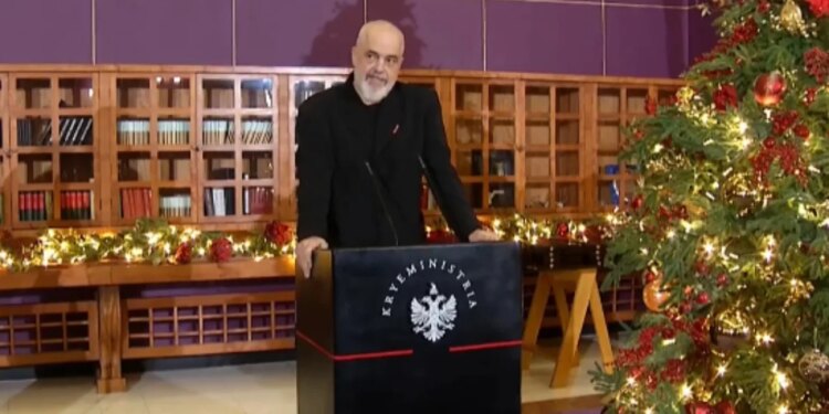 Ceremonia për nxënësit e shkëlqyer: Rama shpërndan medaljet e arta, duke theksuar se nuk ka nder më të madh se vlerësimi i arritjeve tuaja.