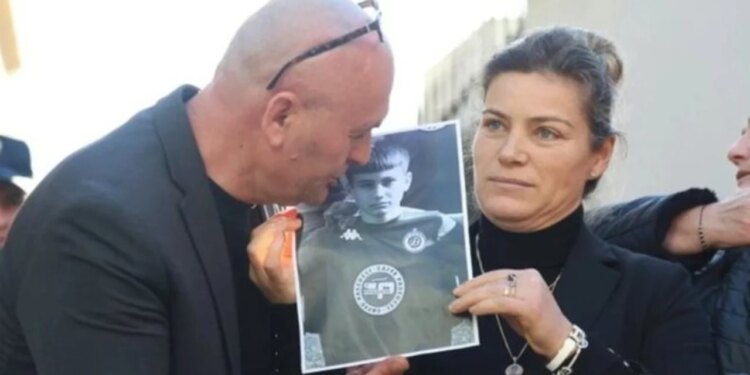 "Çfarë jeni duke bërë me fëmijët tanë" / Nëna e Martin Canit shpreh dhimbjen e saj pas vdekjes së adoleshentit nga Durrësi: M’u trondit shpirti!