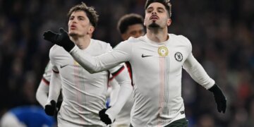 Chelsea përjeton vështirësi në Cardiff, duke u bërë ekipi i parë që siguron vendin në gjysmëfinalet e Kupës së Ligës.