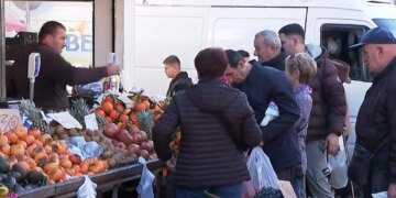 Çmimet e disa produkteve rriten për festat, emigrantët shprehin shqetësim: Më të lira në Greqi
