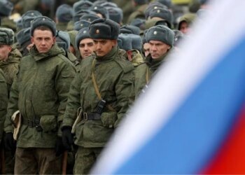 Dekreti i Putinit kërkon që të huajt në Rusi të lidhin marrëveshje me forcën ushtarake.