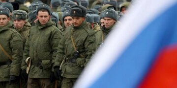 Dekreti i Putinit kërkon që të huajt në Rusi të lidhin marrëveshje me forcën ushtarake.