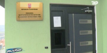 Denoncimi i Fiks Fare: Reagimi i punonjësve të Kadastrës gjatë regjistrimit të pronës përfundon me dhunë, duke shkaktuar thyerjen e krahut të të denoncuarit. Prokuroria e mbyll çështjen.