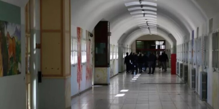 Dënuar deri në vitin 2048 për disa vepra penale, shqiptari arratiset sërish në një stil spektakolar, këtë herë nga burgu i Milanos.