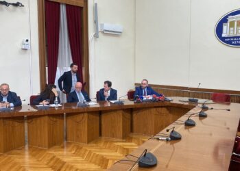 Deputetët e Partisë Demokratike marrin vend në Këshillin e Mandateve për kërkesën e SPAK ndaj Ballukut. PS nuk është e pranishme, Manja deklaron: Do të shkoj te votuesit.