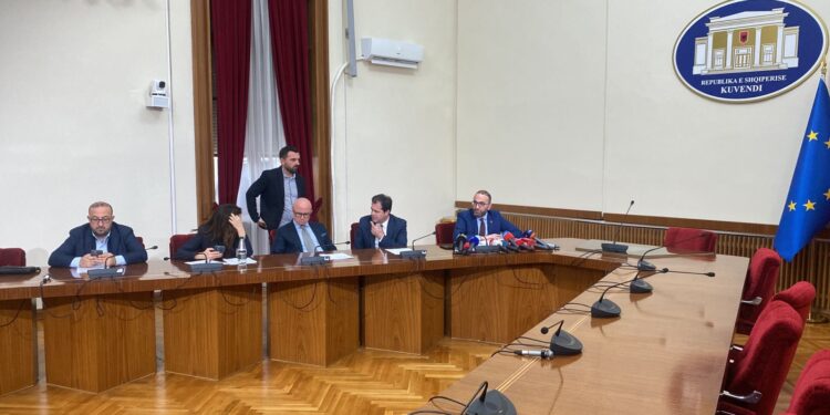 Deputetët e Partisë Demokratike marrin vend në Këshillin e Mandateve për kërkesën e SPAK ndaj Ballukut. PS nuk është e pranishme, Manja deklaron: Do të shkoj te votuesit.