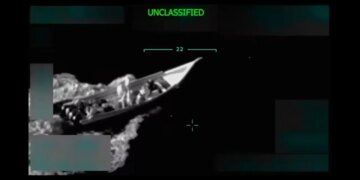 Detaje të reja nga sulmi i ushtrisë amerikane ndaj anijes me drogë, ku të mbijetuarit u kapën pas barkës së përmbytur dhe radiot…