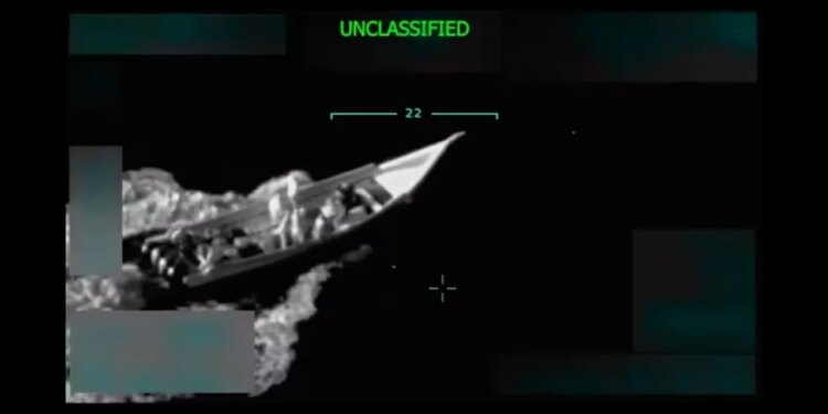 Detaje të reja nga sulmi i ushtrisë amerikane ndaj anijes me drogë, ku të mbijetuarit u kapën pas barkës së përmbytur dhe radiot…