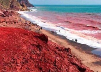Deti në një ishull iranian merr ngjyrë të kuqe, ekspertët shpjegojnë fenomenin